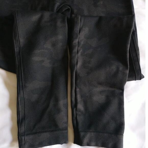 Spanx Look At Me Now High Waisted Seamless Tight Leggings Size Medium Camo - Picture 7 of 10